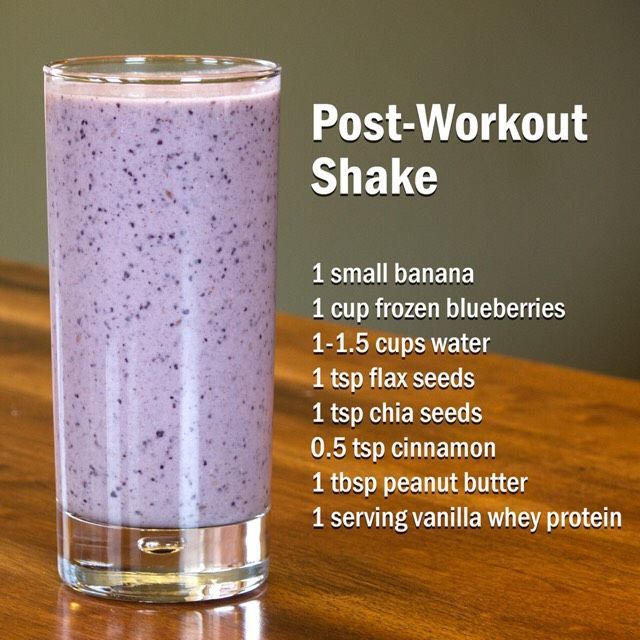Ett glas med en lila proteinshake efter träning bredvid ett recept.
