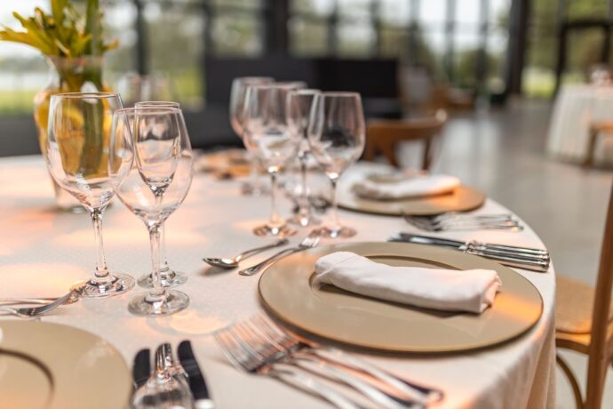 Elegant dukat restaurangbord med glas, tallrikar och bestick
