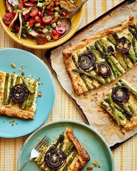 Smördegsbakelse med sparris och rödlök, serverad med sallad